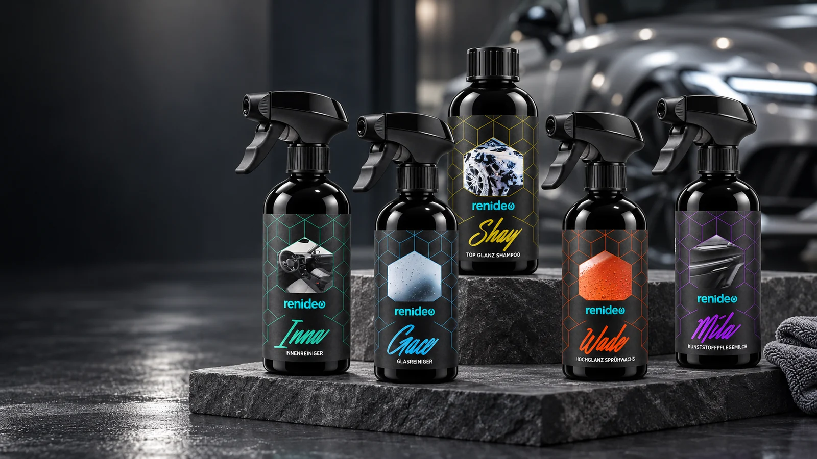 Inszeniertes renideo Produktmotiv: Amia, Dove und Bale mit Blac- und Faze-Tüchern am Fahrzeug.