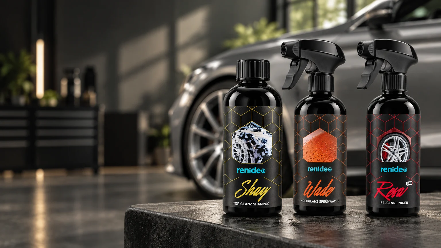 Inszeniertes renideo Produktmotiv mit Inna und Gace im Fahrzeuginnenraum.